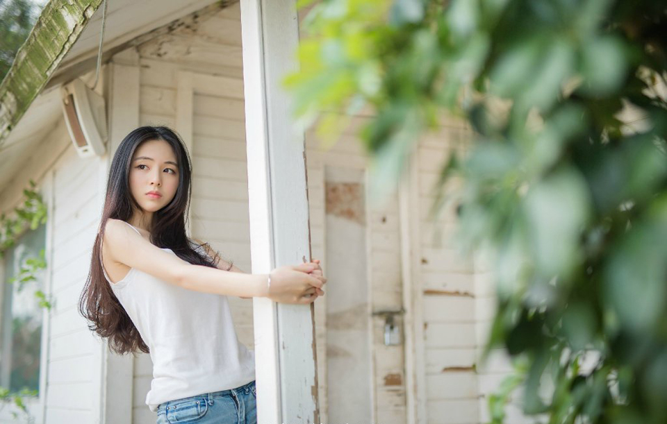 “让他们疯够了就给我滚回去，我们先回城！”没有再看那些兴奋的西域兵，就像没见过世面的土包子一样，连那些破铜烂铁都要抢。